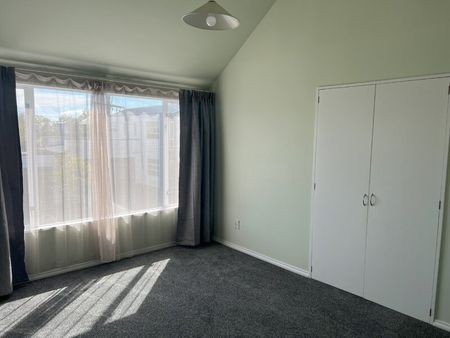 City – Freshly renovated 3 Bedroom, 2 level townhouse - Photo 3