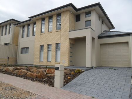 Stunning Two Storey Townhouse - Location, Location, Location! - Photo 5