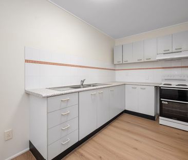 Light & Breezy First-Floor Unit in Quiet Cul-de-Sac - Photo 2