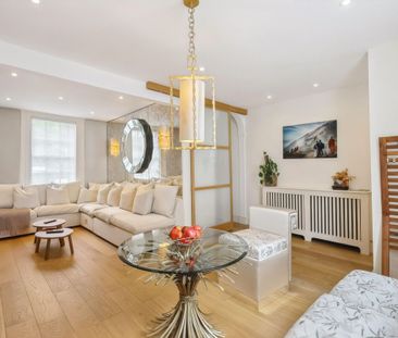 A beautifully presented period Chelsea townhouse with a private gar... - Photo 2