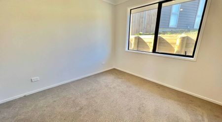 Easy-Care Home - Washer & Dryer Included! - Photo 2