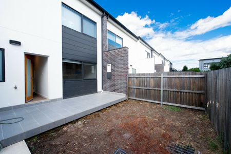 Unique Executive Townhouse - Photo 2
