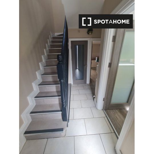 Room for rent in 4-bedroom house in Dublin - Photo 1