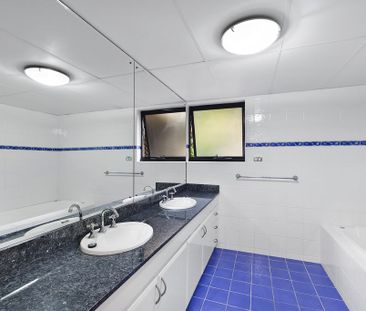 Oversized apartment with sweeping water views - Photo 6