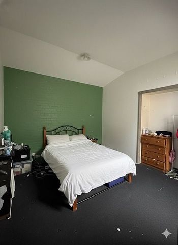 Warehouse Precinct Living: Modern 3-Bedroom Apart - Photo 3