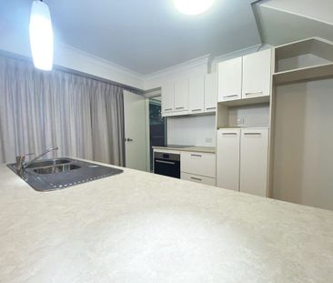 Spacious Townhouse - Photo 6