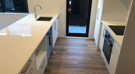 Three bedroom fully fenced home - Photo 4