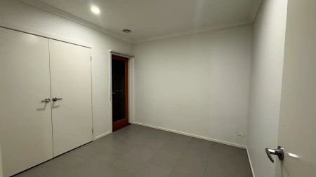 10 Layla Crescent, Tarneit VIC 3029 - Photo 4