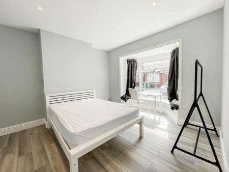 5 Bed Terraced House, Milton Road, SO15 - Photo 4