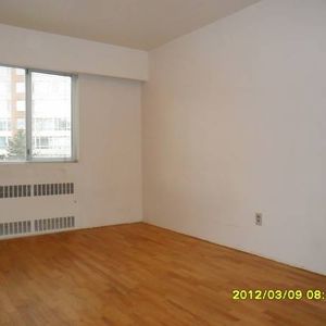 Two Bedr Apartment with Hardwood Floors - Photo 2