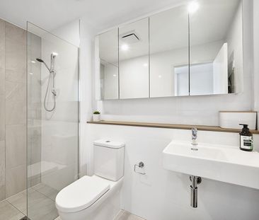 Massive Living & Bedroom Space In Prime Location - Photo 4