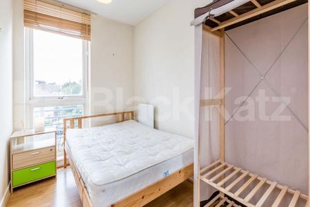 Spacious two bedroom property set on the third floor of a private development - Photo 3