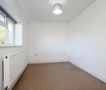 Well presented two bed apartment in a quaint cul de sac with courty... - Photo 2