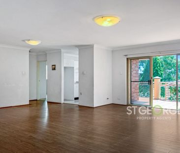 Spacious & Private Top Floor Apartment - Photo 1