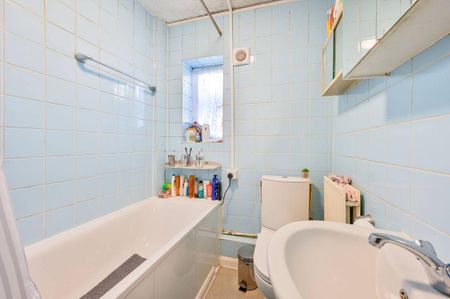 3 bedroom flat to rent - Photo 4