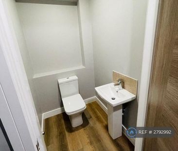 4 bedroom end of terrace house to rent - Photo 6