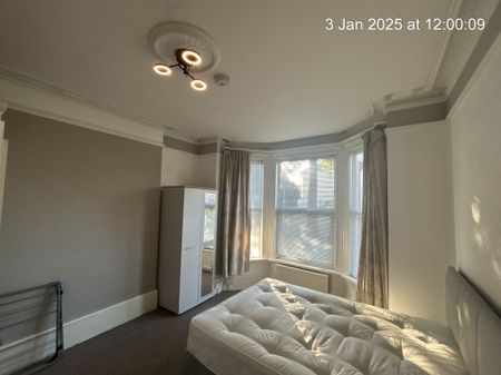 Lovely House Share property minutes from the Train Station - Photo 4