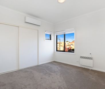 RESORT-STYLE LIVING IN SOUGHT-AFTER FAIRFIELD VIEWS. - Photo 3