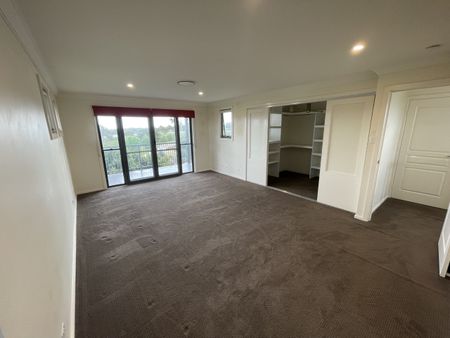 HILLVUE - Beautiful 4 Bedroom Home on the Golf Course - Photo 4