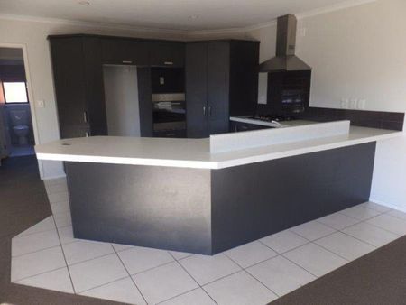 Spacious 4 bedroom in Rototuna - Photo 3