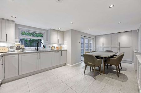 A wonderful 3 bedroom semi detached cottage, set within the heart of Rickmansworth and benefiting from off street parking. - Photo 3