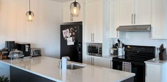 Superbe logement 3 1/2 + bureau à St-Nicolas, 1ier étage, climatisé, 2 STATIONNEMENTS EXTÉRIEURS INCLUS, LIBRE LE 1ier décembre 2025. - Photo 2