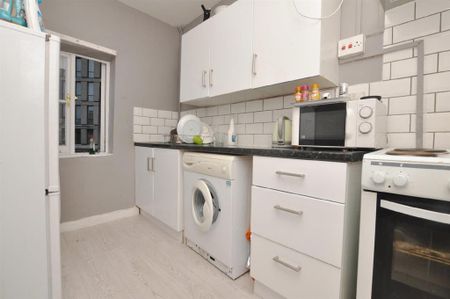 3 bedroom flat to rent - Photo 5