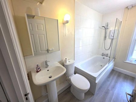 2 bedroom flat to rent - Photo 2
