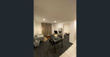 St Kilda Gem - Fully Furnished Modern 2 Bed Apartment with Pool and Gym - Photo 2