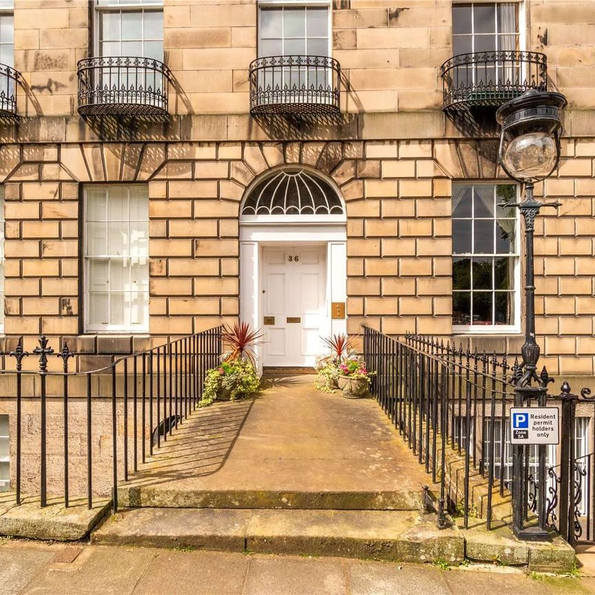 A two bedroom flat in the heart of Edinburgh's New Town, available to the market UNFURNISHED. - Photo 1