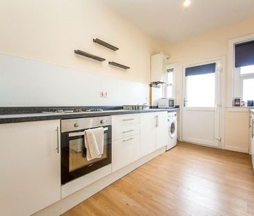 3 bedroom flat to rent - Photo 6