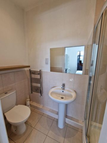 1 bedroom in a house share to rent - Photo 4