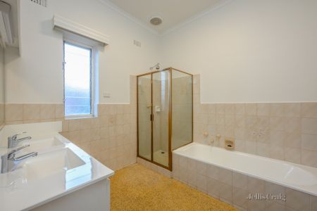 5 Edgecombe Street, Kew VIC 3101 - House For Rent | Domain - Photo 5