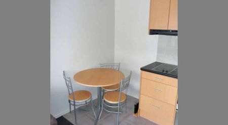 Large bedroom in 4 bedroom shared apartment. - Photo 5