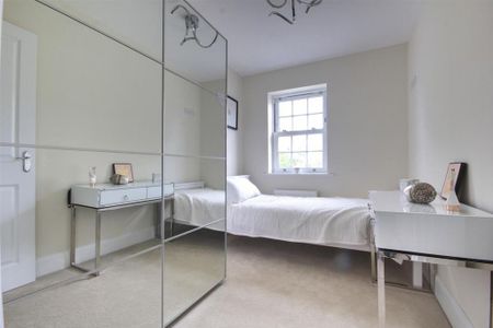 3 bedroom end of terrace house to rent - Photo 3