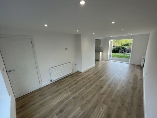 3 Bed End Terrace, Moss View, S20 - Photo 1