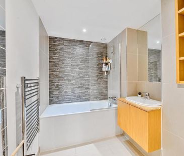 3 bedroom flat to rent - Photo 4