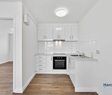 Stylish One-Bedroom Apartment in Prime Location - Photo 4