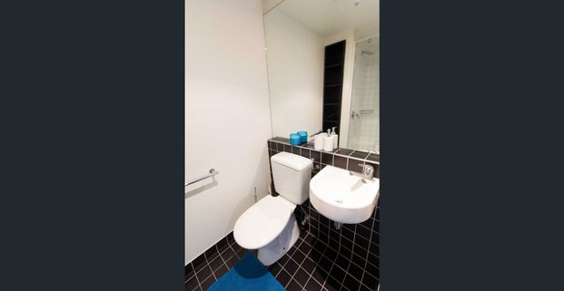 Lease Break opportunity! Melbourne Student House - Walk to University of Melbourne - Photo 1