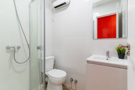 Cozy&nbsp;room with balcony in Calle Paseo de Moreras - Photo 3