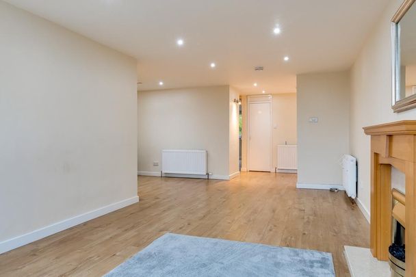 3 bedroom flat to rent - Photo 1