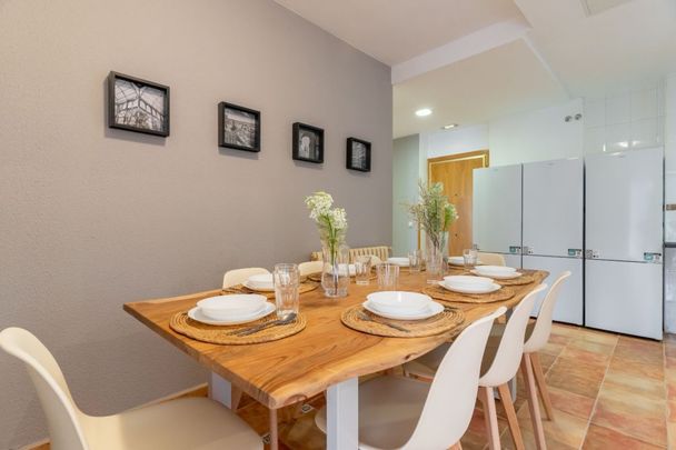 Spacious room with semi-private bathroom in Cuatro Caminos - Photo 1