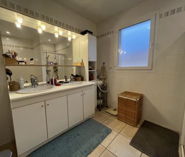 Location Maison 5 pièces 156m² PERIGNAT LES SARLIEVE 63170 - Photo 4