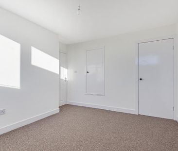 3 bedroom flat to rent - Photo 4