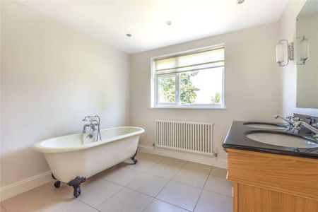 A well presented family home ideally located for town and station - Photo 5