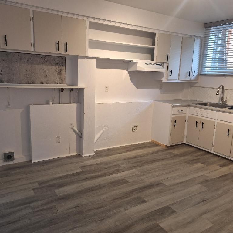 Libre imm 4.5 Rénové demi-sous sol 3plex 2 chambres (13×10 et 8x8) @ Vieux Longueuil - Photo 1