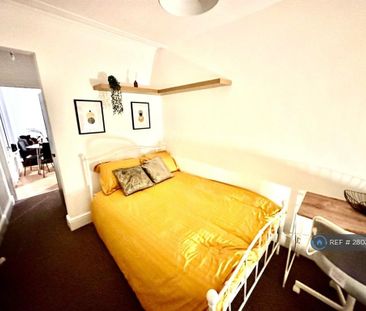 3 bedroom flat to rent - Photo 4