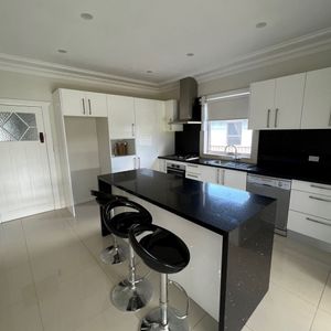 Stylishly Renovated Family Home in Highly Sought-After Rydalmere Location! - Photo 2