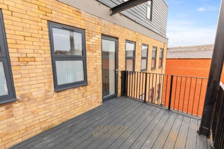 High Street, Horley, RH6 - Photo 3