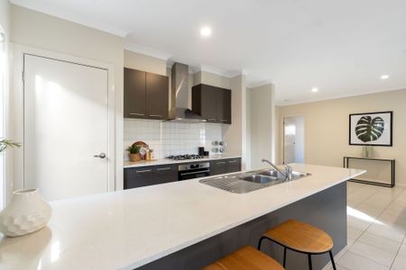 Bright & Spacious! - Photo 3